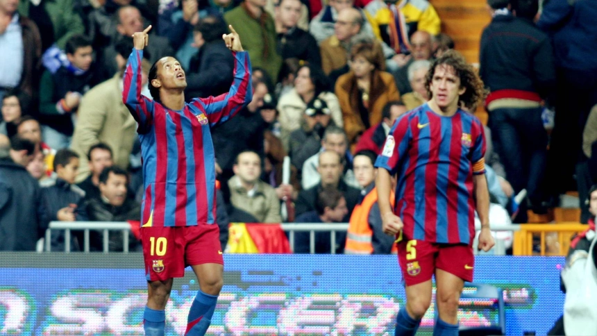 Ronaldinho celebra un gol en el Bernabéu