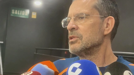 Pedro Martínez, atendiendo a los medios, antes de recibir al Estrella Roja