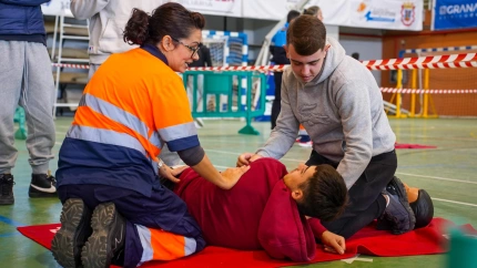 Jóvenes de Granada aprenden a salvar una vida en el 'Taller Salvavidas' de Motril