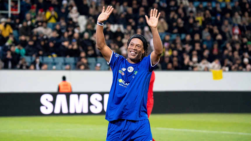 Ronaldinho saludando a las gradas durante un partido de leyendas