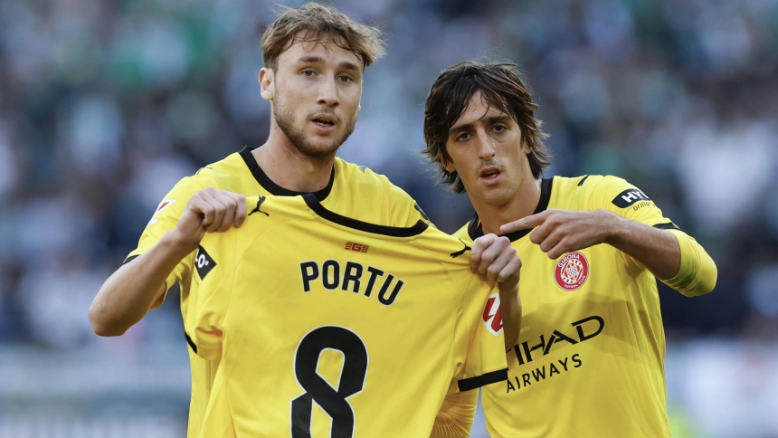 Vanat junto a Bryan Gil celebran el gol del Girona contra el Betis con la camiseta de Portu