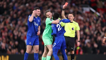 idrissa gueye expulsado por agredir a un compañero ok