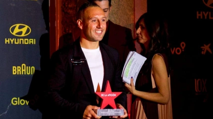 Santi Cazorla recibe el premio al jugador favorito de la afición en los Premios Marca
