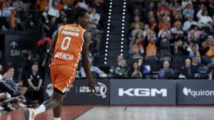 Badio hace su característica seña después de anotar un triple