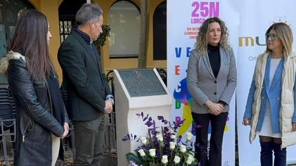 El alcalde, la portavoz del PSOe y concejales del gobierno local en la ofrenda floral ante el monolito en memoria de las víctimas de la violencia de género