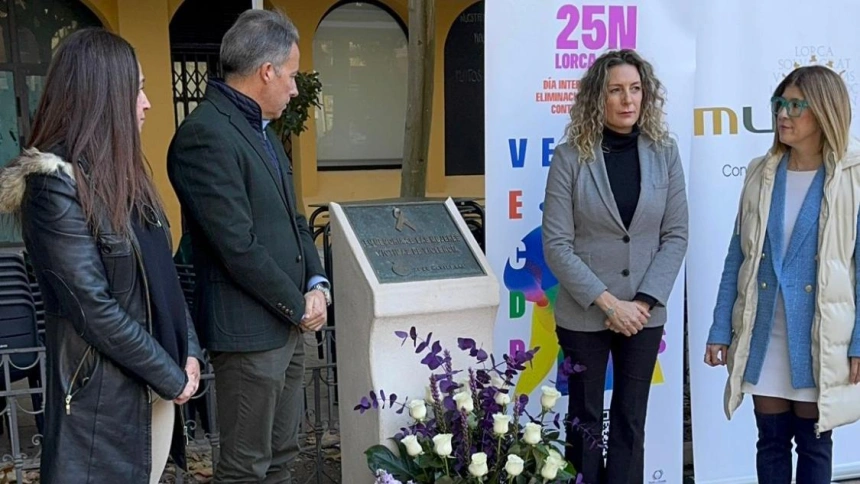 El alcalde, la portavoz del PSOe y concejales del gobierno local en la ofrenda floral ante el monolito en memoria de las víctimas de la violencia de género