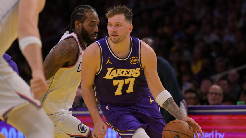 Luka Doncic es presionado por Kawhi Leonard durante el partido entre Lakers y Clippers.
