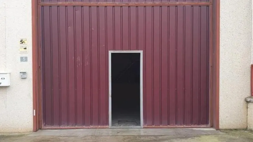 Puerta de una nave industrial