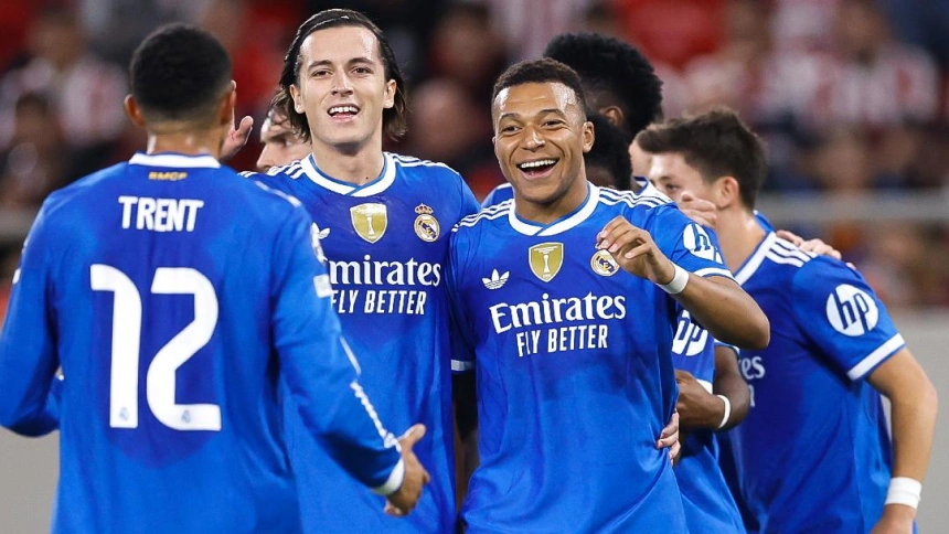 Los jugadores del Real Madrid celebran el gol de Mbappé frente al Olympiacos