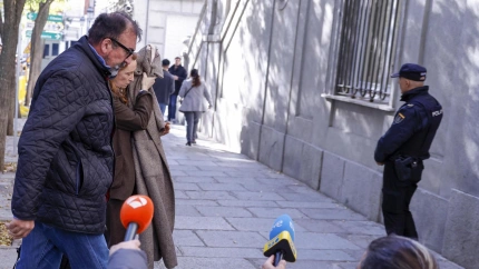 MADRID, 27/11/2025.- Koldo García, exasesor del ministro José Luis Ábalos, llega acompañado de su abogada, Leticia de la Hoz, al Tribunal Supremo, donde el juez Leopoldo Puente decide si le envía a prisión preventiva o mantiene en libertad ante la gravedad de las penas que pide la Fiscalía contra ellos el mismo día en el que el comisionista y presunto corruptor Víctor de Aldama comparece en la Audiencia Nacional como investigado. EFE/ Javier Lizón