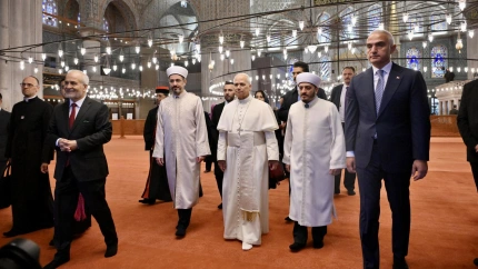 El Papa León XIV (centro), el ministro turco de Cultura y Turismo, Mehmet Nuri Ersoy (derecha), y representantes de la mezquita