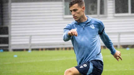 Luka Sucic golpea un balón durante un entrenamiento en Zubieta