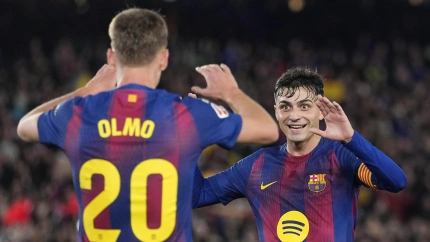 Dani Olmo y Pedri tras el tercer gol del Barça ante el Alavés