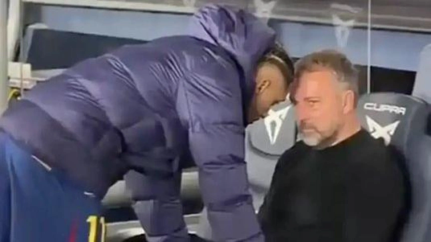 Raphinha consuela a Hansi Flick