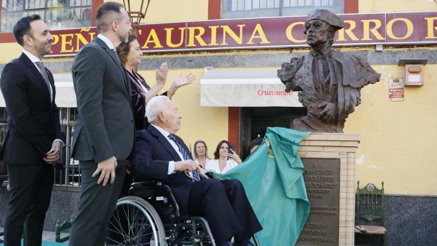 Curro Romero y su mujer Carmen Tello observan el busto con la imagen del maestro descubierto en Camas