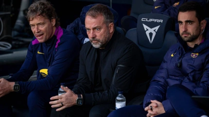 Hansi Flick, sentado en el banquillo del Camp Nou