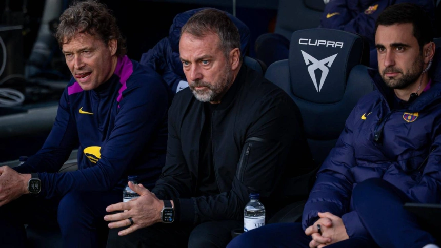 Hansi Flick, sentado en el banquillo del Camp Nou