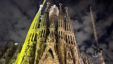 La Sagrada Familia ilumina la única torre que el arquitecto original vio levantada para celebrar el centenario de su finalización