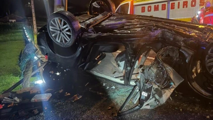 Estado en el que ha quedado el coche siniestrado en Cespón (Boiro)