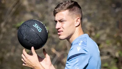 Sucic entrenando con un balón medicinal
