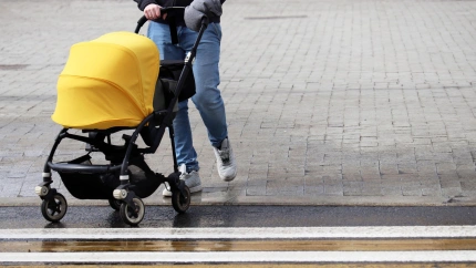 Un padre pasea a su hija en un carrito