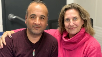 Cristina junto al médico palestino Refaat Alathamna