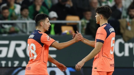 Roony Bardghji celebra con Cubarsí el 1-3 del Barcelona contra el Betis