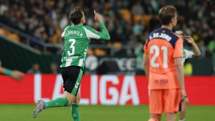 Diego Llorente celebra su gol contra el Barcelona