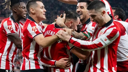 Los jugadores del Athletic celebran el gol de Berenguer ante el Atlético