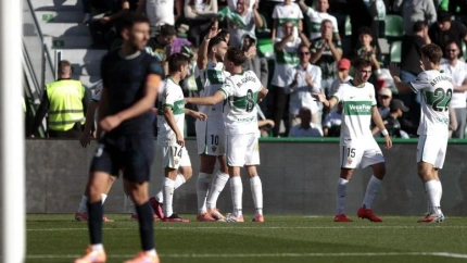 Los jugadores del Elche celebran un gol contra el Girona