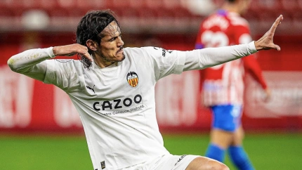 Cavani hizo doblete en el último choque copero