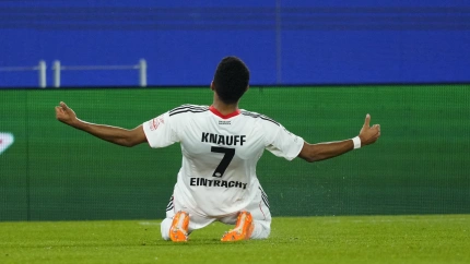 Knauff celebra su gol en el Barcelona - Eintracht