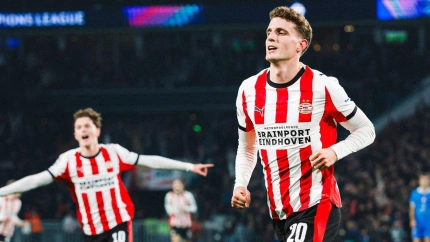 Guus Til celebra su gol ante el Atlético en el PSV - Atlético de Madrid