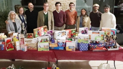 Tomás Rufo y su cuadrilla junto a los juguetes entregados en la acción solidaria