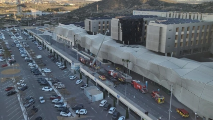 Bomberos en el hospital Santa Lucía