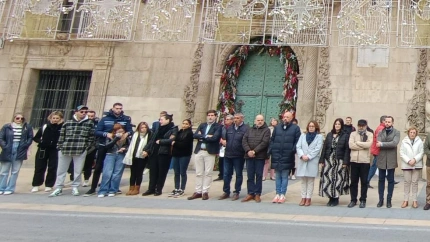 Minuto de silencio en memoria de Oriana a las puertas del Ayuntamiento de Alicante.