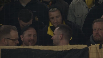 Marco Reus fue homenajeado y luego se fue a ver el partido con los ultras del Dortmund.