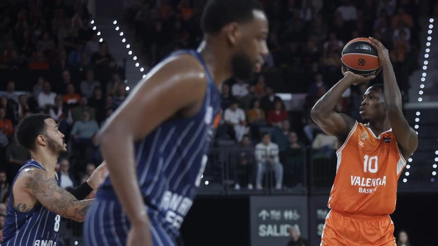 Omari Moore lanza ante Anadolu Efes
