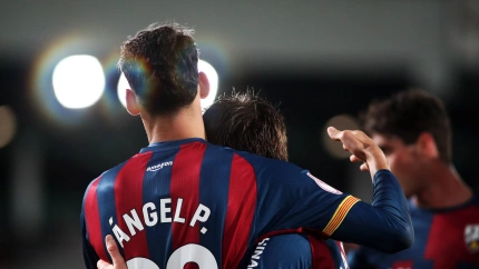 Ángel Pérez celebrando un gol durante un partido del Huesca