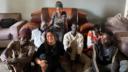 Sofia Prado con Mamá Uganda y alguno de sus hijos