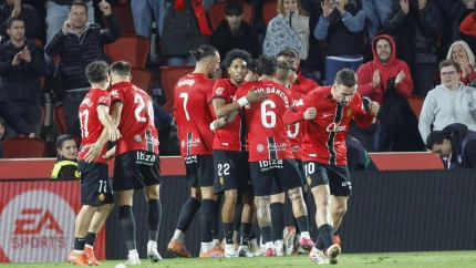 PALMA DE MALLORCA, 13/12/2025.- Los jugadores del RCD Mallorca celebran tras anotar un tanto durante el encuentro correspondiente a la jornada 16 de LaLiga EA Sports entre el RCD Mallorca y el Elche disputado este sábado en Son Moix. EFE/ Cati Cladera