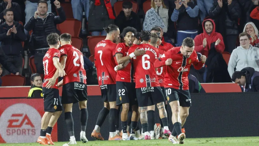 PALMA DE MALLORCA, 13/12/2025.- Los jugadores del RCD Mallorca celebran tras anotar un tanto durante el encuentro correspondiente a la jornada 16 de LaLiga EA Sports entre el RCD Mallorca y el Elche disputado este sábado en Son Moix. EFE/ Cati Cladera