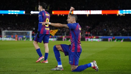 Raphinha celebra su gol, en el Barcelona - Osasuna