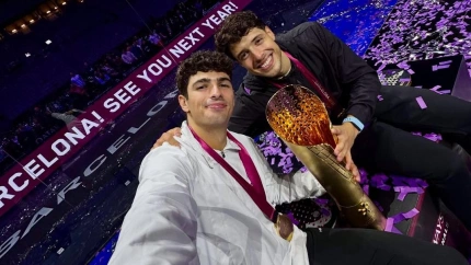 Tapia y Coello con el trofeo de campeones.