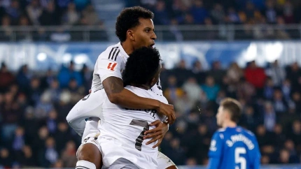 Rodrygo celebra con Vinicius celebra el 1-2 del Real Madrid contra el Alavés