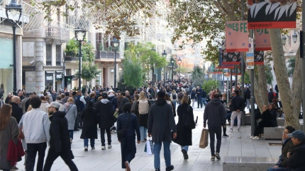 El centro de Barcelona se llena de compradores en “plena efervescencia” de la campaña de Navidad