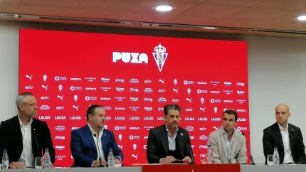 Alejandro Irarragorri, junto al nuevo Presidente del Sporting, José Riestra, y otros miembros de la junta directiva