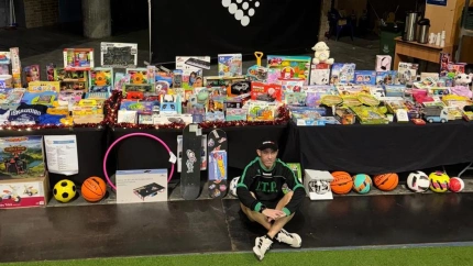 Pumi posa con los regalos donados por los participantes en el crossfit solidario