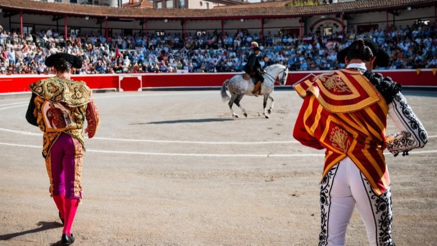 Paseíllo en la plaza de toros de Azpeitia