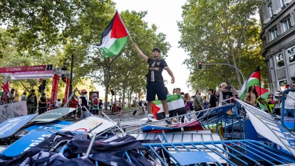 Un joven protesta contra la presencia del Israel en la Vuelta el pasado 14 de septiembre en Madrid.